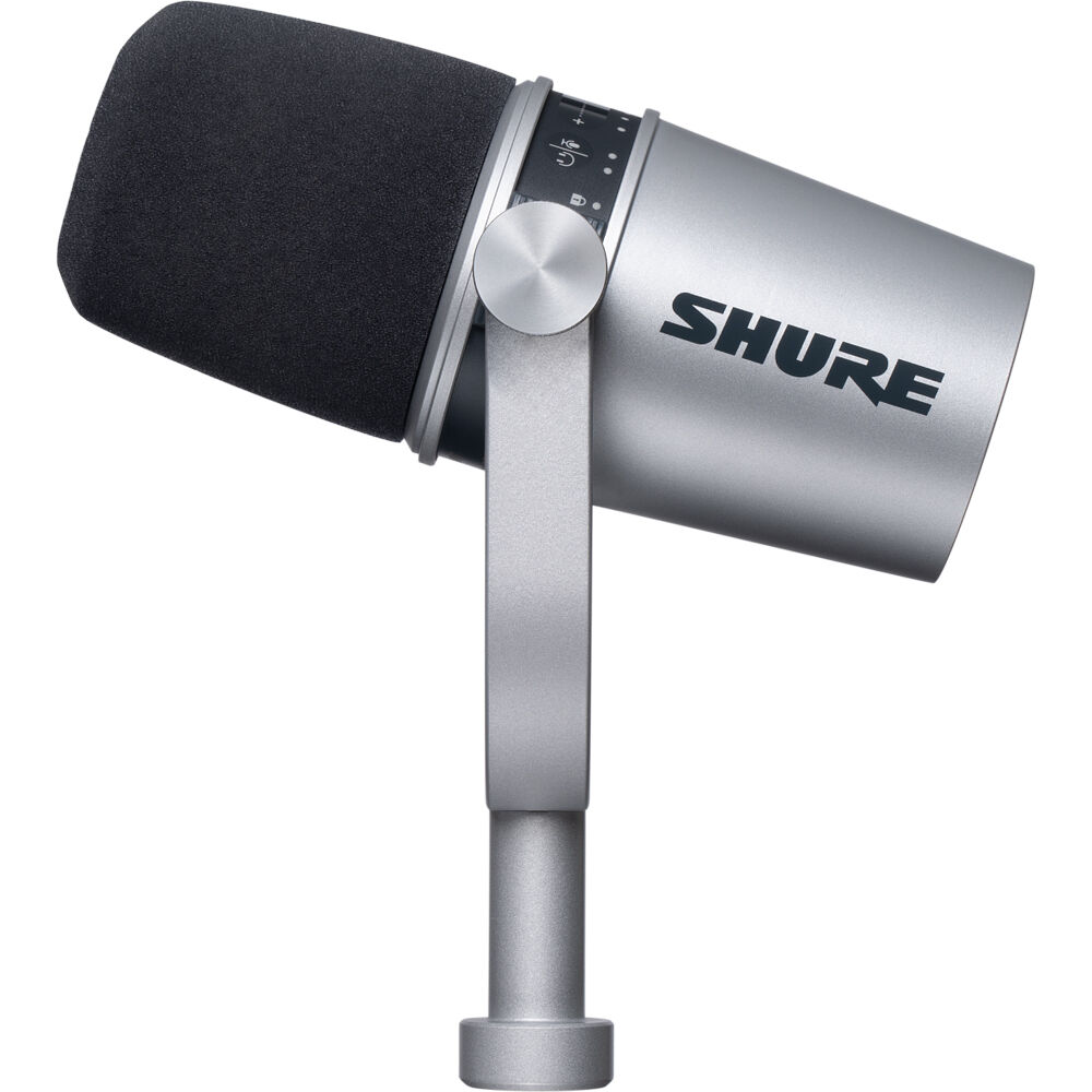 Microphone de podcasting argenté Shure avec câbles USB-A et USB-C