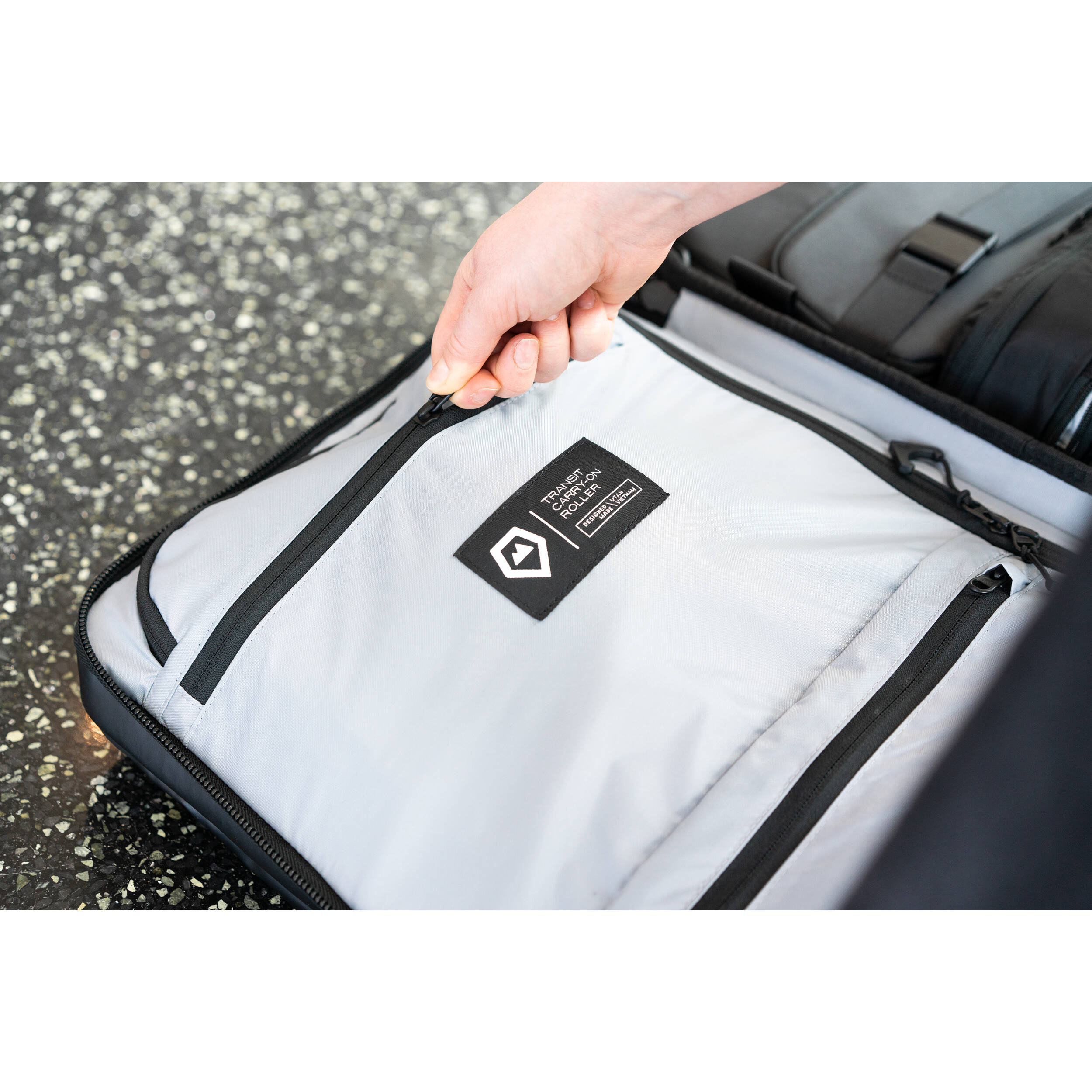 Sac à rouleaux de bagage à main Wandrd Transit - 40L - Black - Essential + Bundle