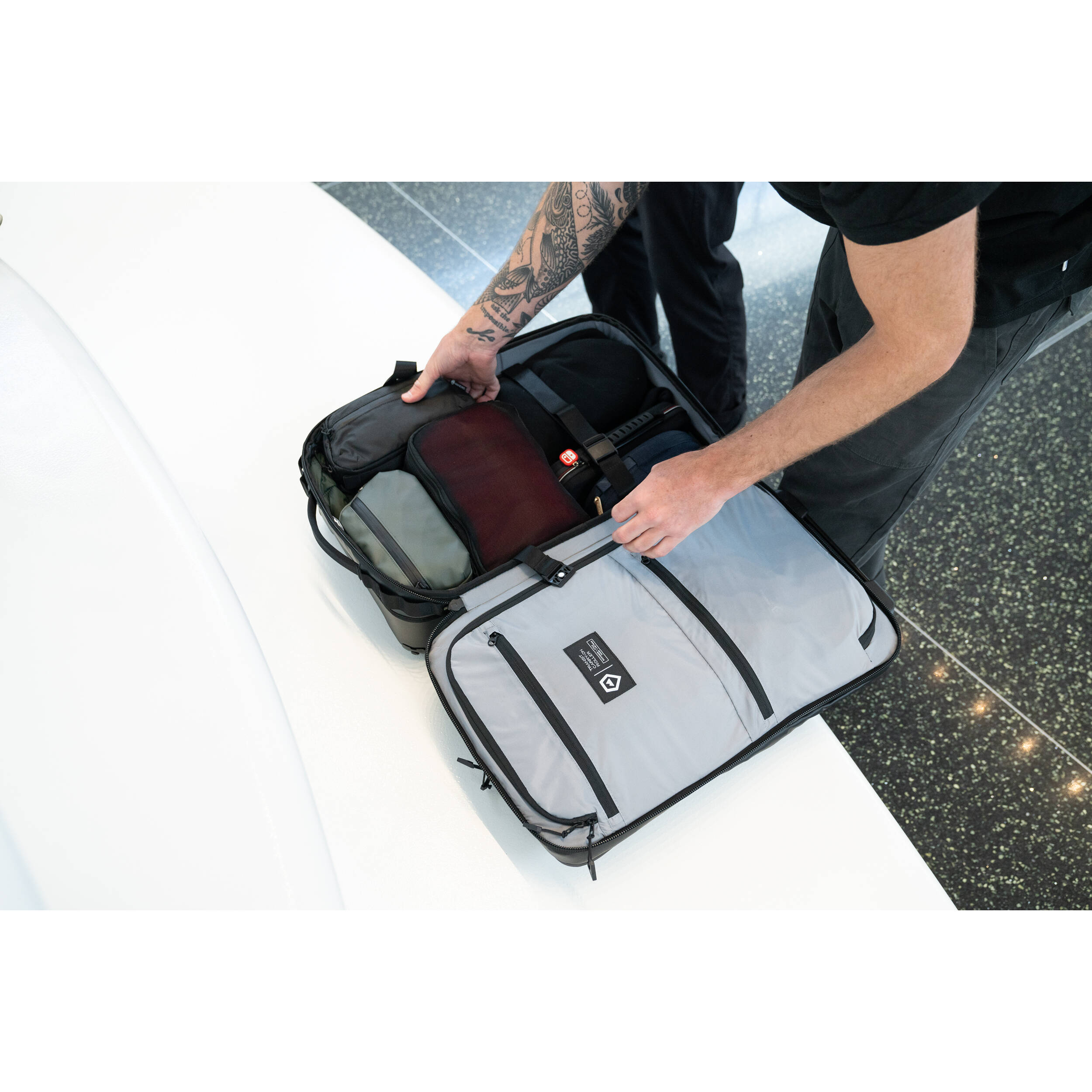 Sac à rouleaux de bagage à main Wandrd Transit - 40L - Black - Essential + Bundle